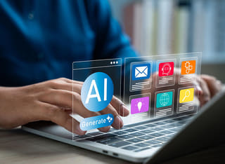 Débutant en cryptomonnaie explorant les fondamentaux du trading automatisé par intelligence artificielle