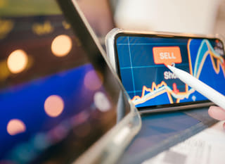 Analyse du Bitcoin, de l'Ethereum et des options forex par un trader multimarchés
